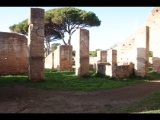 05329 ostia - regio iii - insula x - caseggiato del serapide (iii,x,3) - hof - bli ri nordwesten - 01-2024.jpg